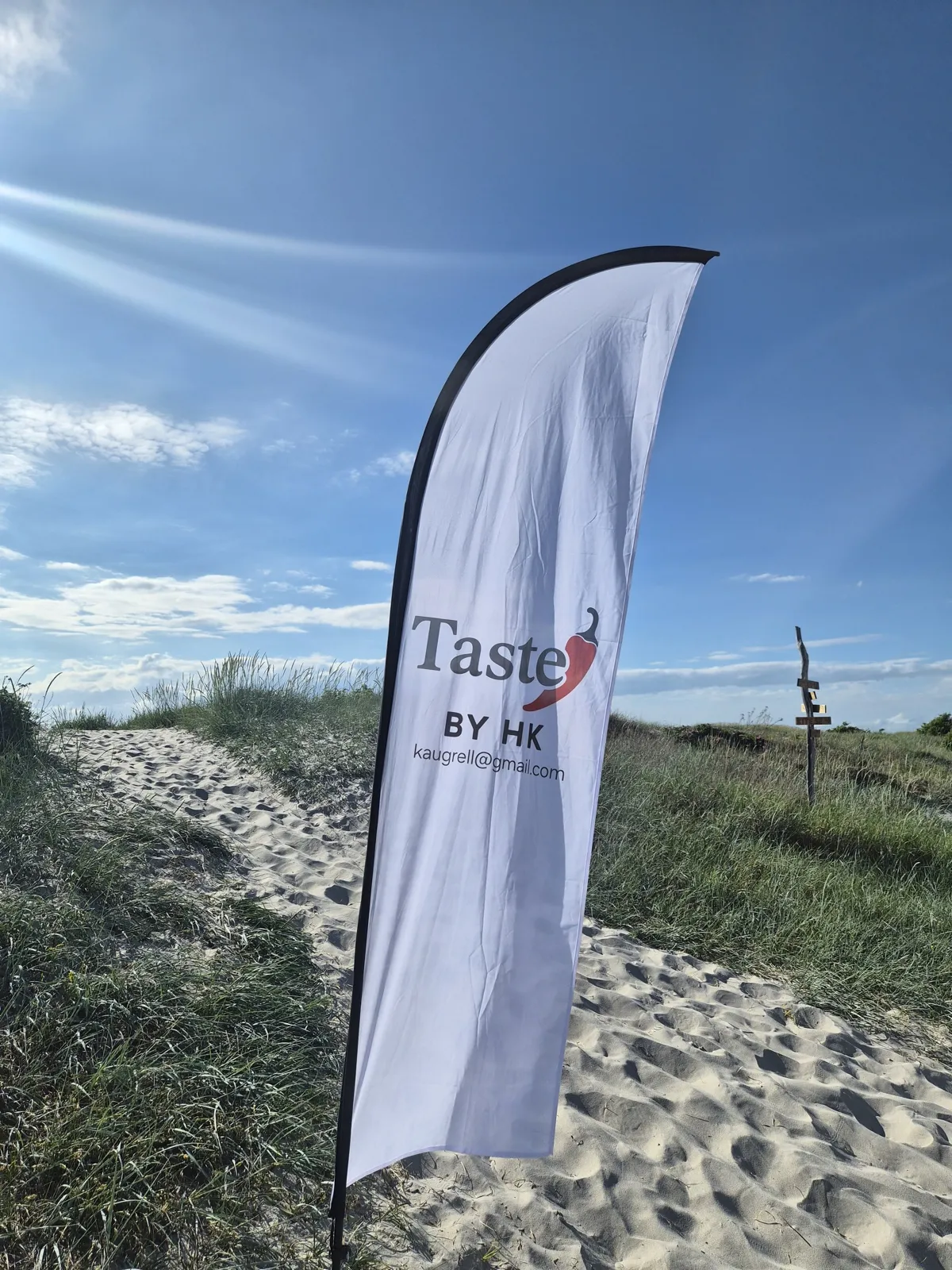 Taste by HK-flagga på stranden