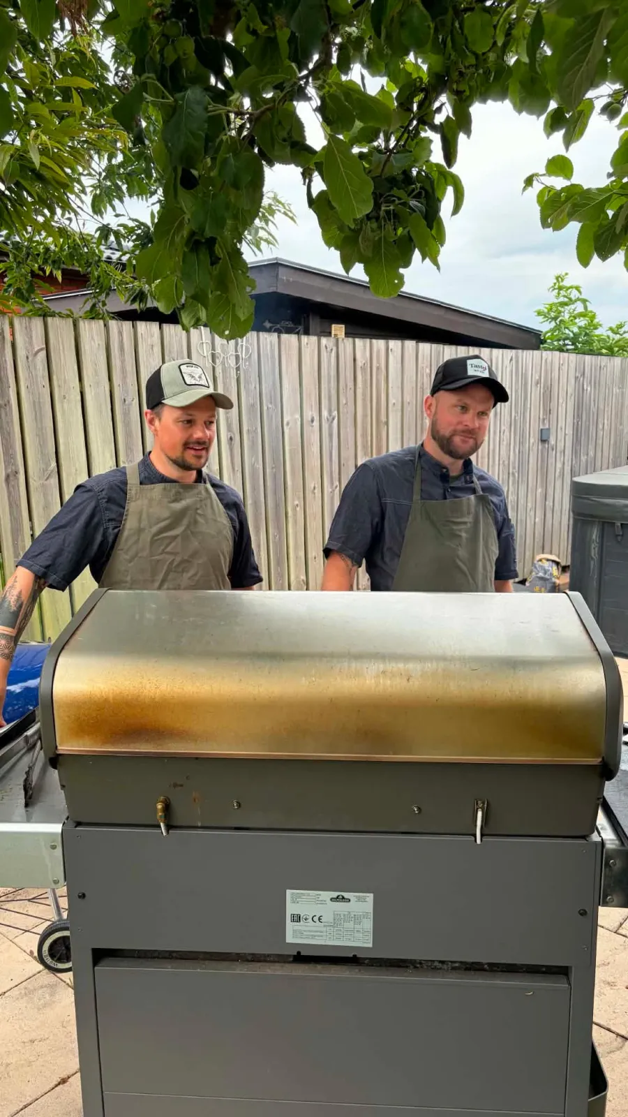 Hannes och Krille vid grillen